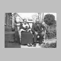 027-0085 Emil Kristahn und Maria, geb. Neufeld, neben ihrem Wohnhaus .JPG